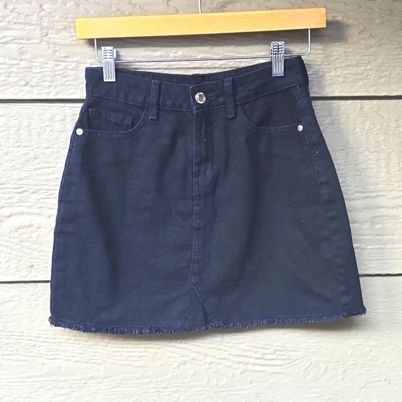 PrettyLittleThing  black denim skirt fray hem 0 - Picture 3 of 8